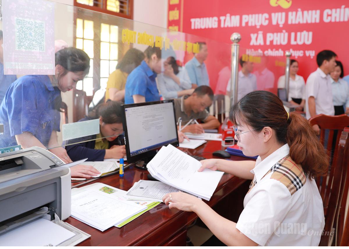 Cán bộ Trung tâm Phục vụ hành chính công xã Phù Lưu được sắp xếp phù hợp vị trí việc làm.