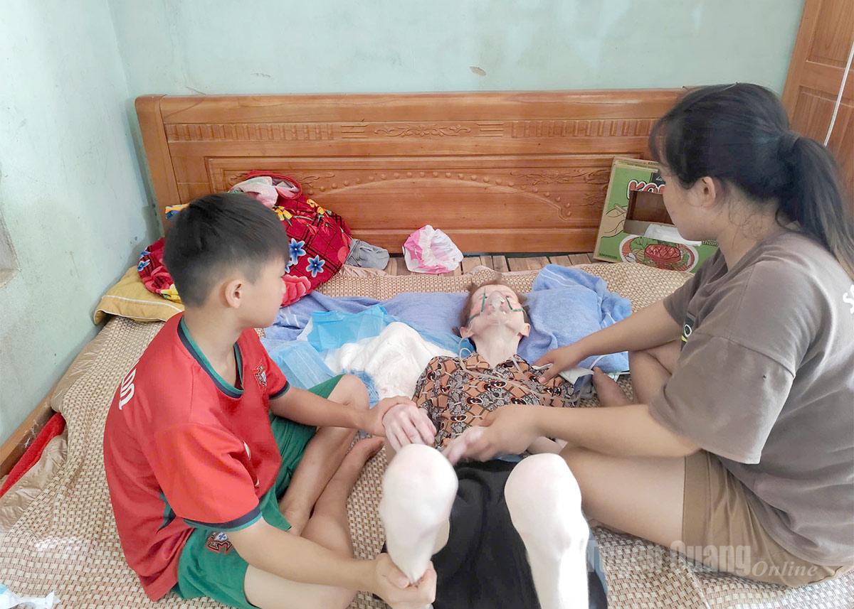 Chị Dương Thị Nga, thôn Lục Liêu, xã Tân Thanh tỉnh Tuyên Quang đang được các con chăm sóc tại nhà.