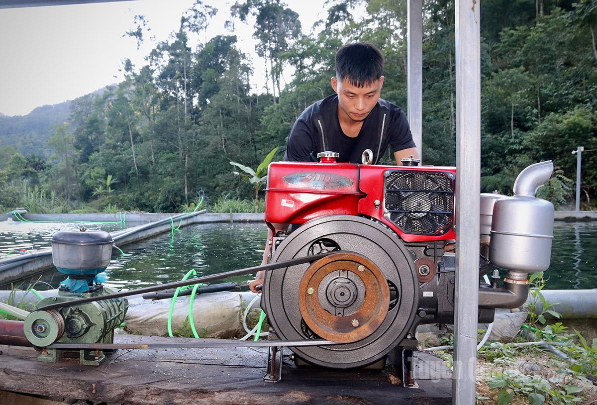 Máy sục khí được lắp đặt tại các bể cá giúp tăng hàm lượng oxy trong nước, nhất là vào mùa mưa lũ, người dân chủ động ngắt toàn bộ nước nguồn để đảm bảo nước không bị đục, nhiễm bẩn, nhiễm bệnh.