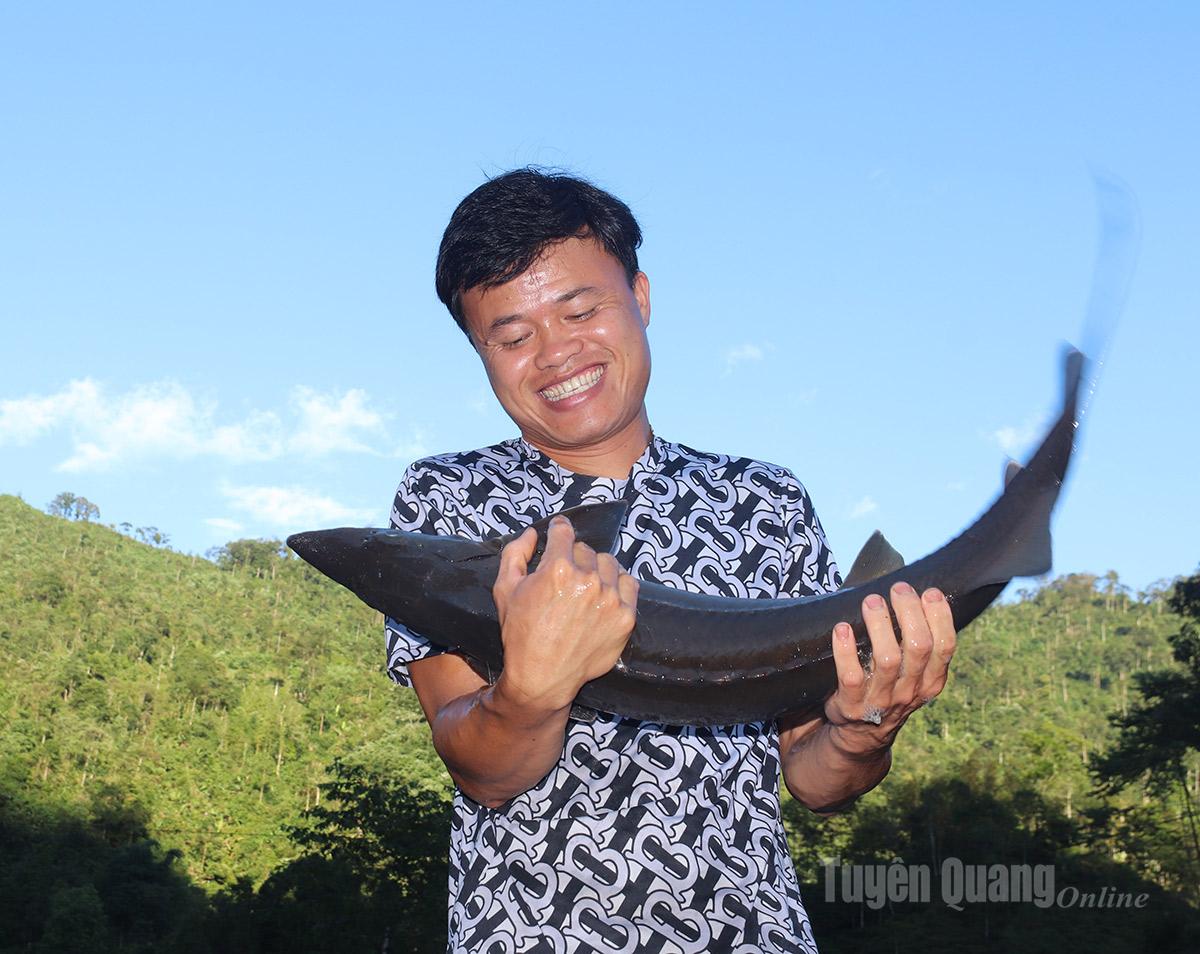 Niềm vui mùa thu hoạch – người dân hào hứng khi cá đạt trọng lượng, giá bán cao, đầu ra ổn định mang lại nguồn thu nhập bền vững.