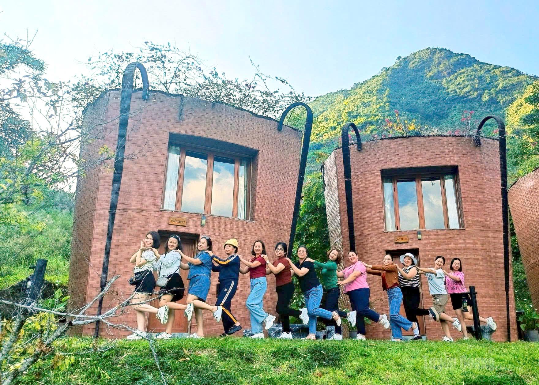 Nhà mô hình Quẩy tấu - một cách điệu từ chiếc gùi của người Mông, điểm nhấn hút khách của H’Mong Village.