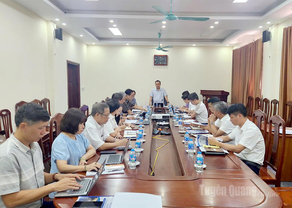 Các chuyên gia của Trường Đại học KunKuk làm việc với Sở Nông nghiệp và Môi trường về bảo tồn nguồn gen bò địa phương.