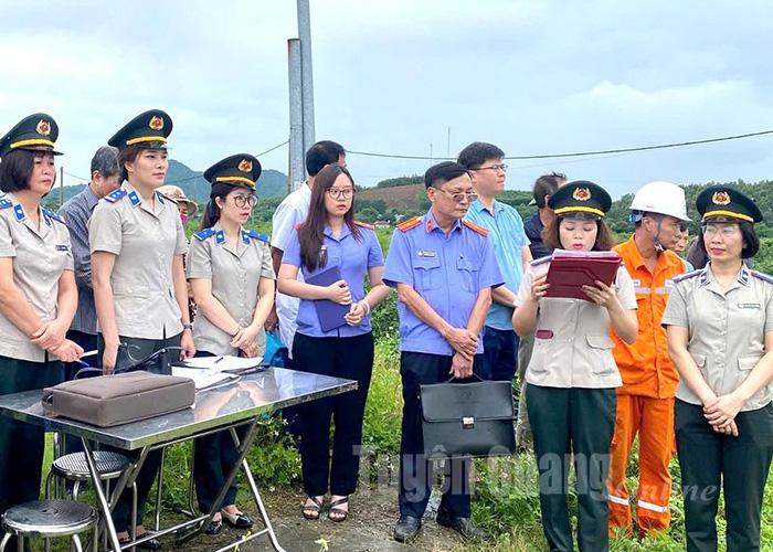 Cơ quan chức năng thực hiện cưỡng chế để chuyển giao đất cho Công ty cổ phần chè Sông Lô theo đúng pháp luật.