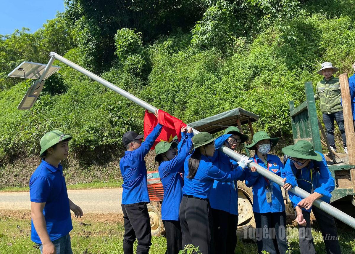 Đoàn thanh niên xã Kiên Đài phối hợp lắp đặt công trình thắp sáng đường quê.