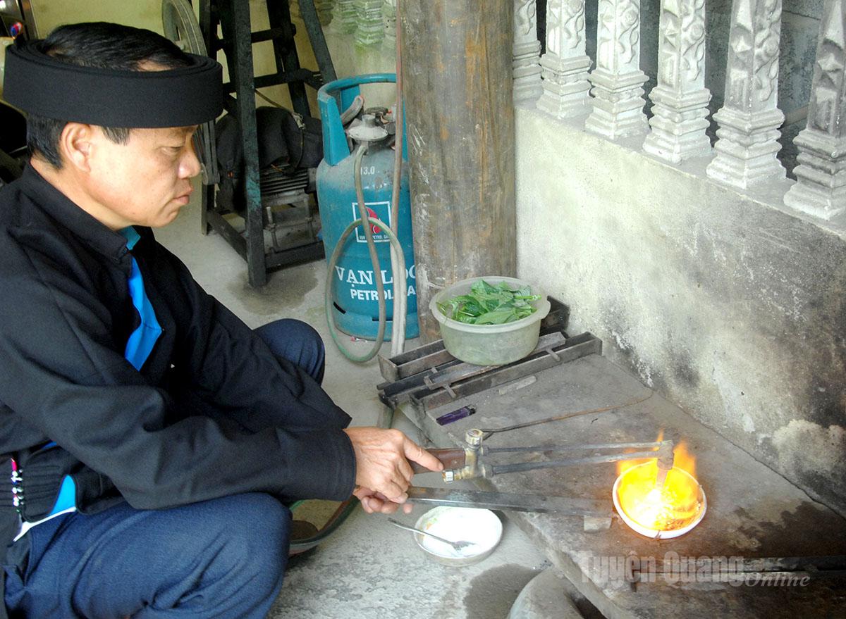 Khò nung
chảy bạc vụn.