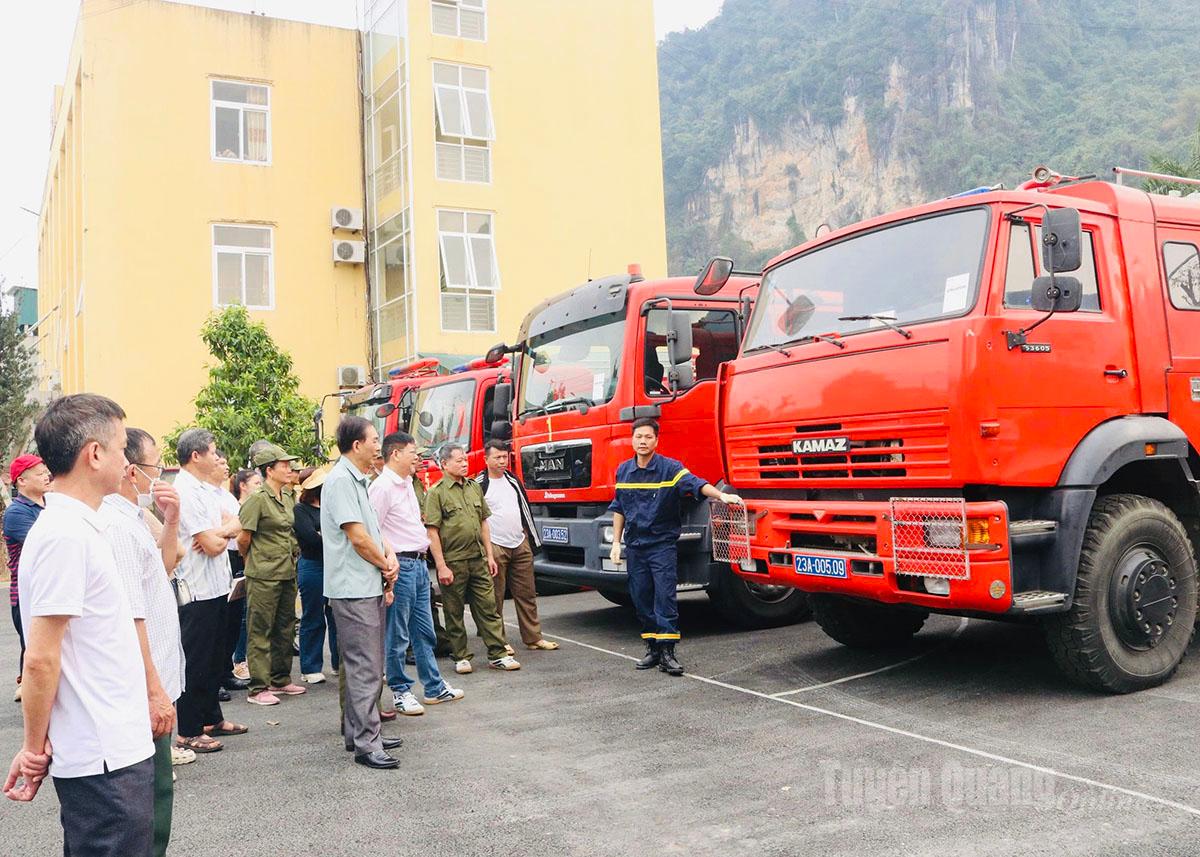 Công an tỉnh tổ chức chương trình tuyên truyền, trải nghiệm, thực hành chữa cháy, cứu nạn, cứu hộ thu hút đông người dân tham gia.