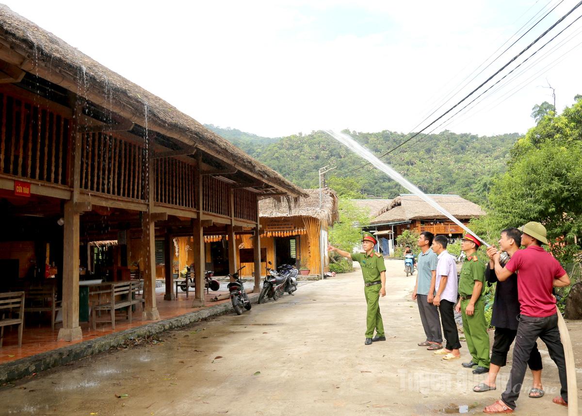 Công an phường Hà Giang 1 hướng dẫn Tổ an ninh tự quản thực hành chữa cháy.