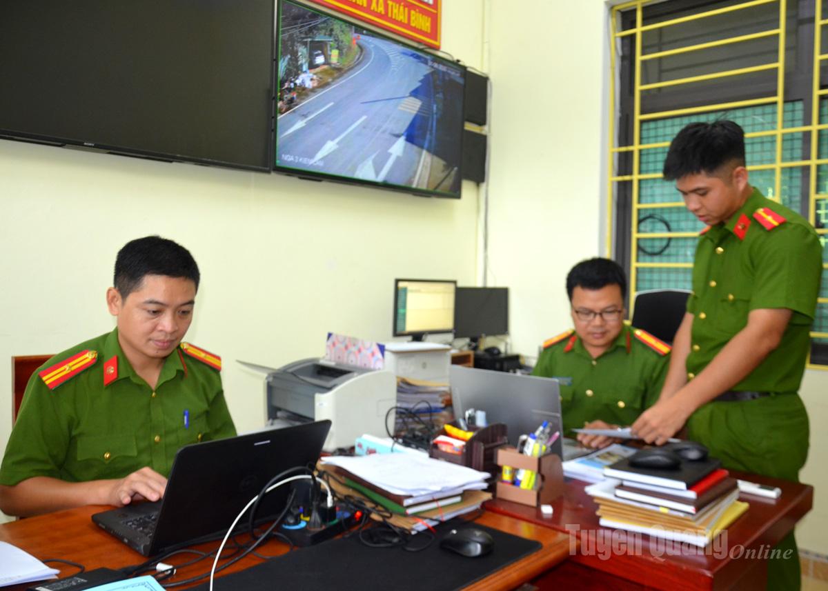 Police officers in Thai Binh commune regularly exchange professional expertise.