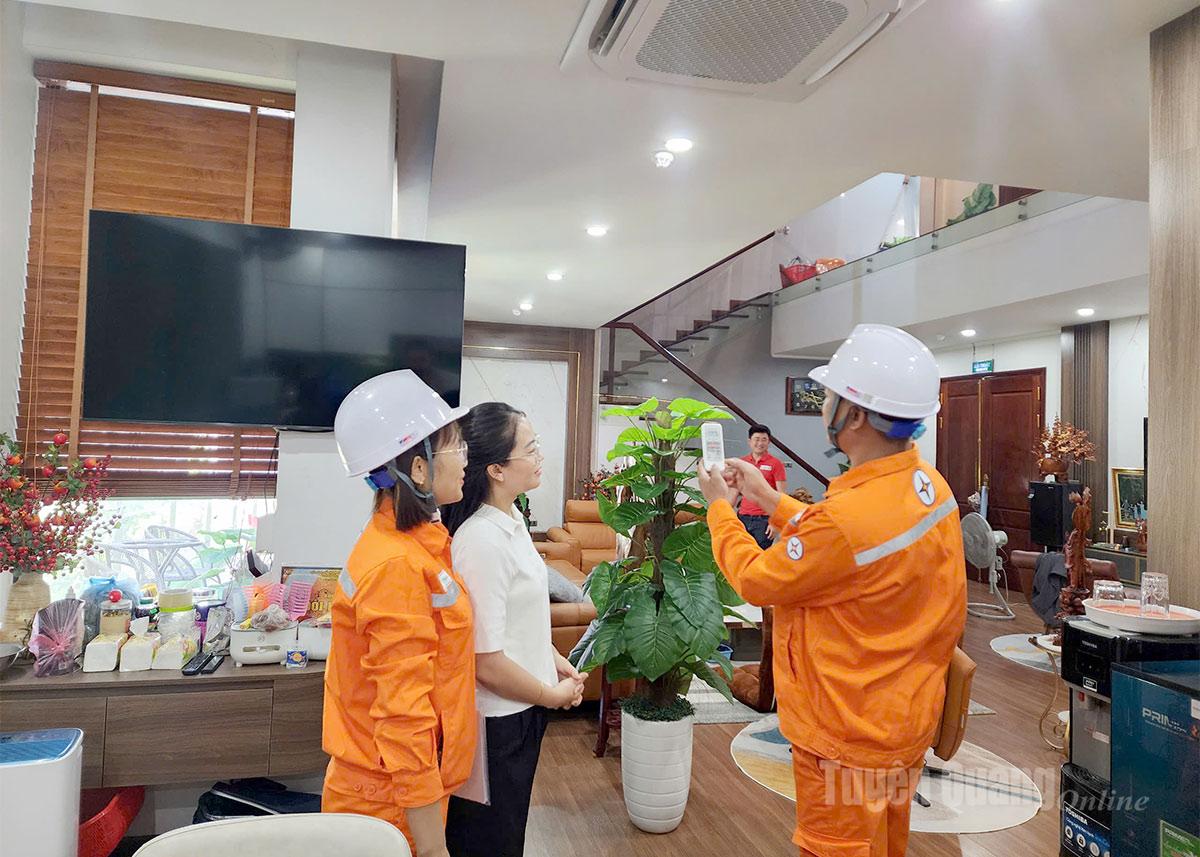 Cán bộ Đội Quản lý điện Minh Xuân tuyên truyền về các giải pháp tiết kiệm điện cho người dân trên địa bàn.