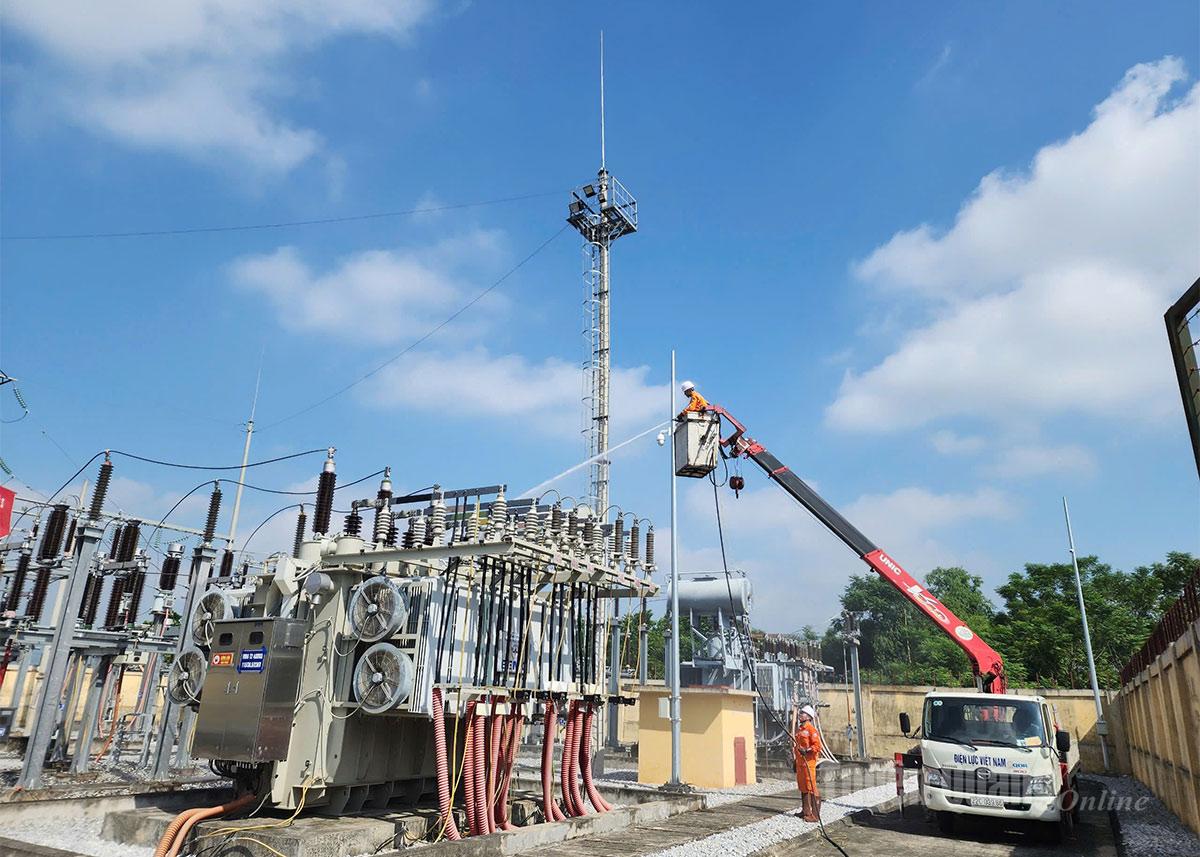 Công nhân Công ty Điện lực Tuyên Quang vệ sinh đường dây, trạm biến áp bằng công nghệ hotline đảm bảo cung cấp điện cho khách hàng.
