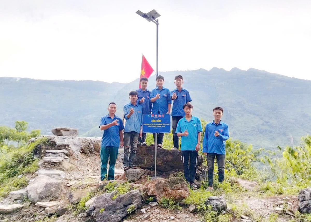 Đoàn viên, thanh niên xã Pà Vầy Sủ xây dựng điểm check in tại thôn Thèn Ván. 