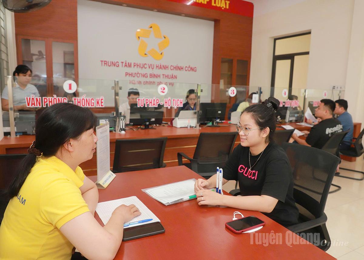 Nhân viên Bưu điện tỉnh Tuyên Quang hỗ trợ người dân làm thủ tục hành chính tại Trung tâm phục vụ hành chính công phường Bình Thuận.