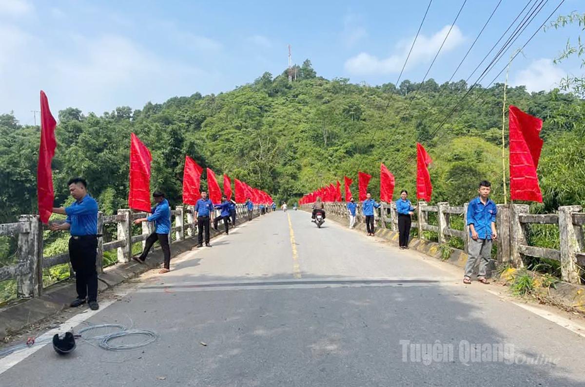 Tuổi trẻ xã Linh Hồ tổ chức treo cờ và vệ sinh môi trường trên địa bàn xã.