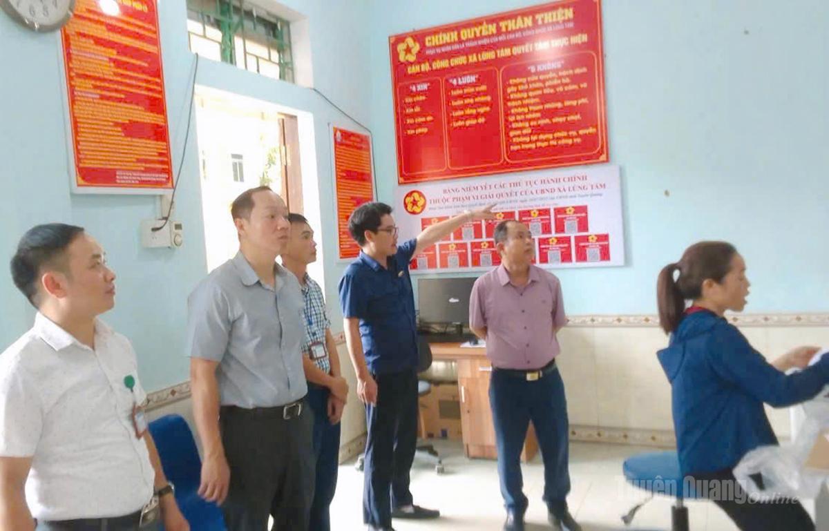 Công tác cải cách hành chính phục vụ người dân luôn được cấp ủy, chính quyền xã Lùng Tám quan tâm.