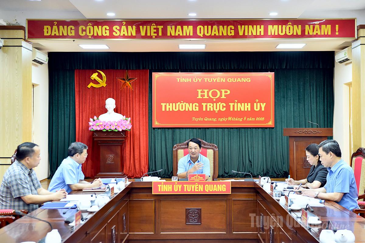  Đồng chí Bí thư Tỉnh ủy Hầu A Lềnh chủ trì phiên họp.