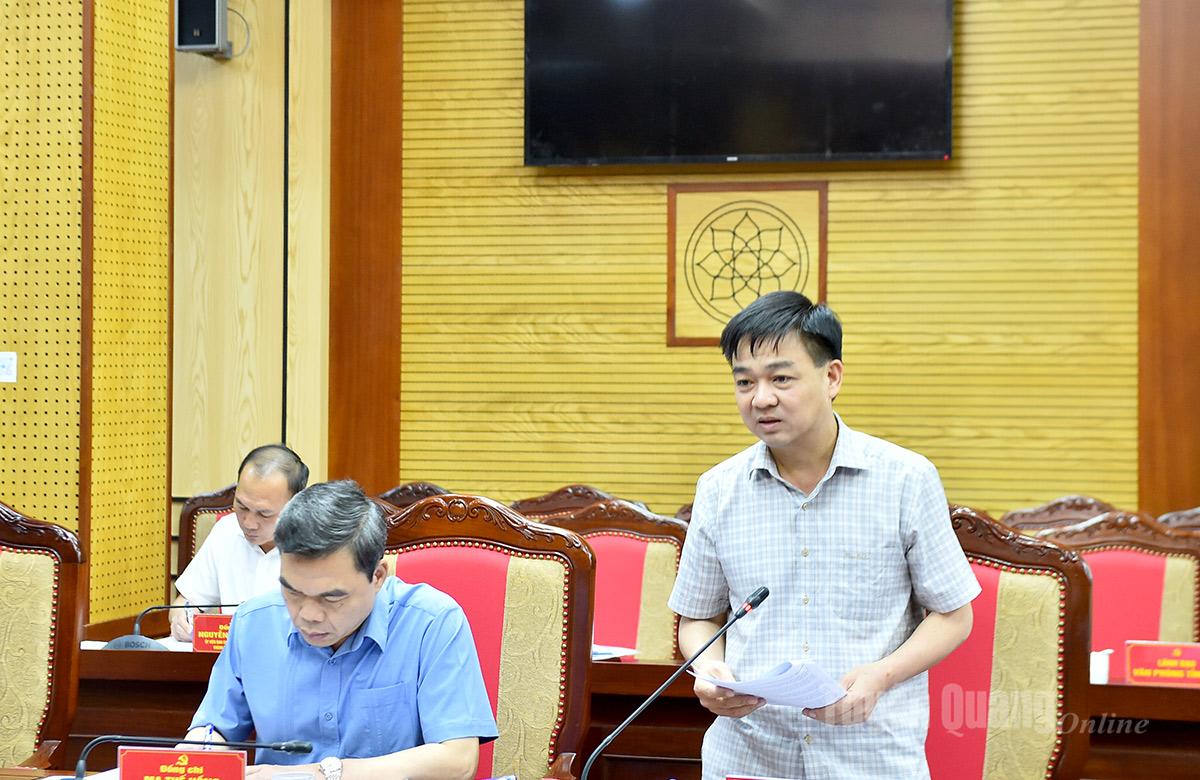 Đồng chí Trưởng Ban Tổ chức Tỉnh ủy Nguyễn Hưng Vượng phát biểu tại cuộc họp.