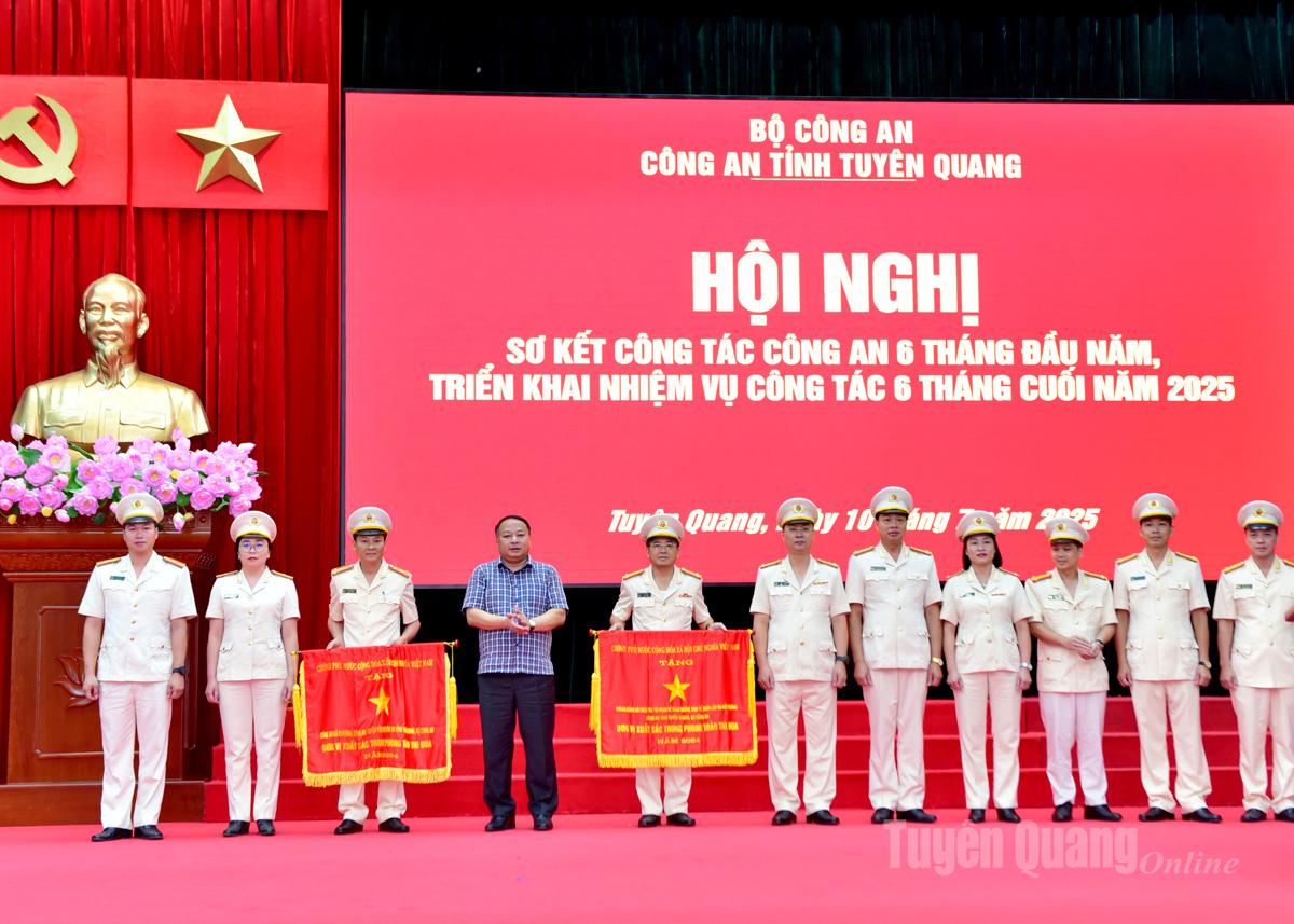 Tập thể Phòng Cảnh sát kinh tế Công an tỉnh nhận Cờ thi đua của Chính phủ.