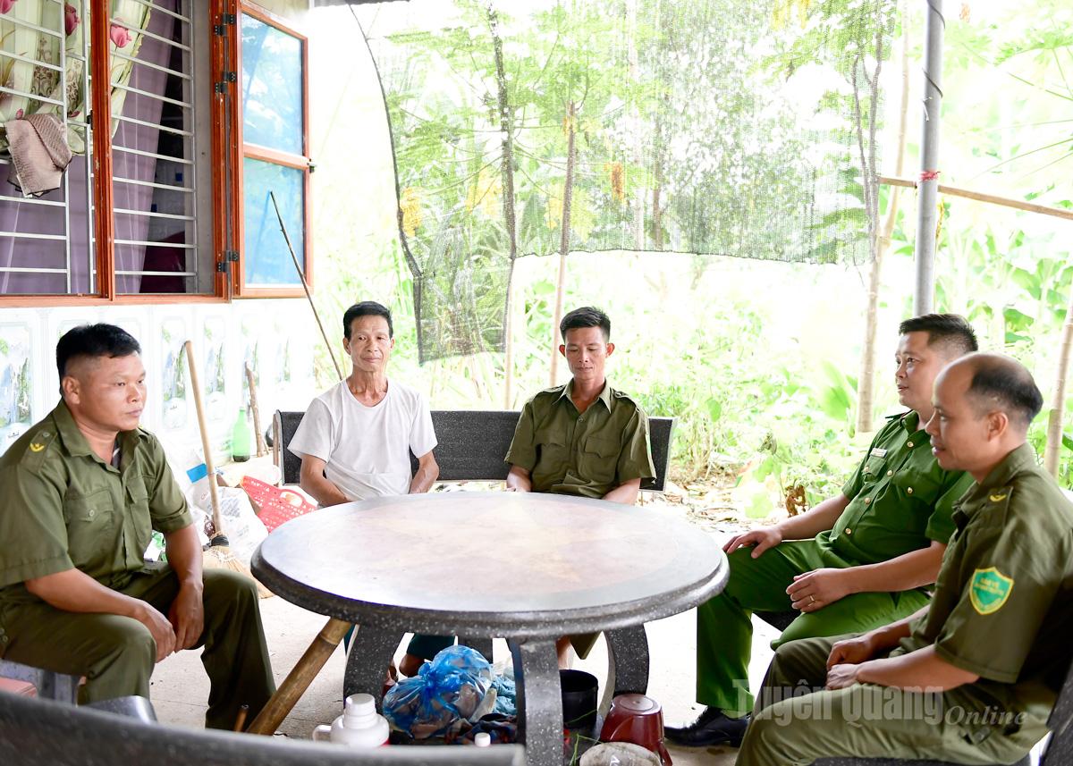 Mô hình hai quản, hai tích cực thôn Kim Thu Ngà, xã Tân Trào tuyên truyền cho người dân trong thôn đảm bảo an ninh trật tự trên địa bàn.