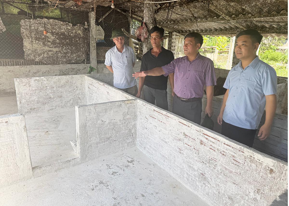 Đoàn công tác của Bộ Nông nghiệp và Môi trường kiểm tra công tác phòng dịch tả lợn tại phường Mỹ Lâm.