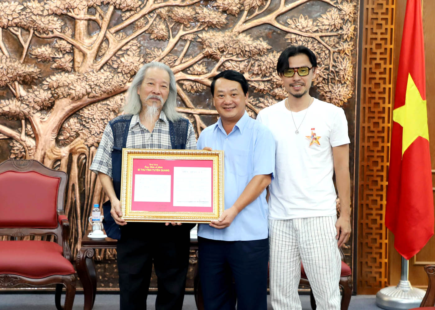 Bí thư Tỉnh ủy Hầu A Lềnh tiếp nhận Bút tích bài hát “Tiến quân ca” do gia đình con trai cố nhạc sĩ Văn Cao trao tặng.
