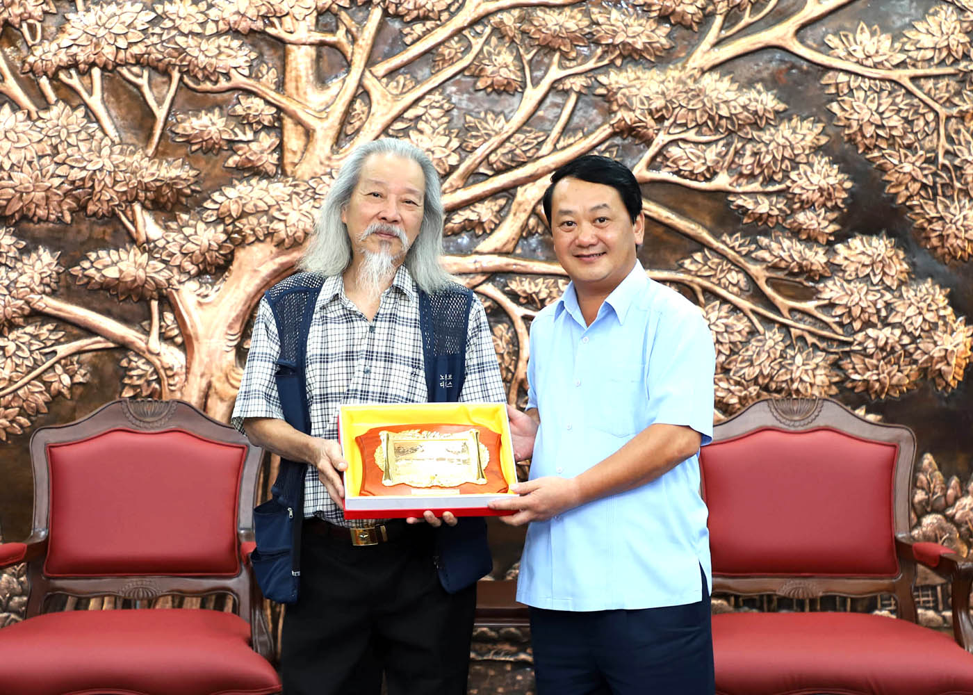 Bí thư Tỉnh ủy Hầu A Lềnh trao tặng con trai cố nhạc sĩ Văn Cao quà lưu niệm của tỉnh Tuyên Quang.