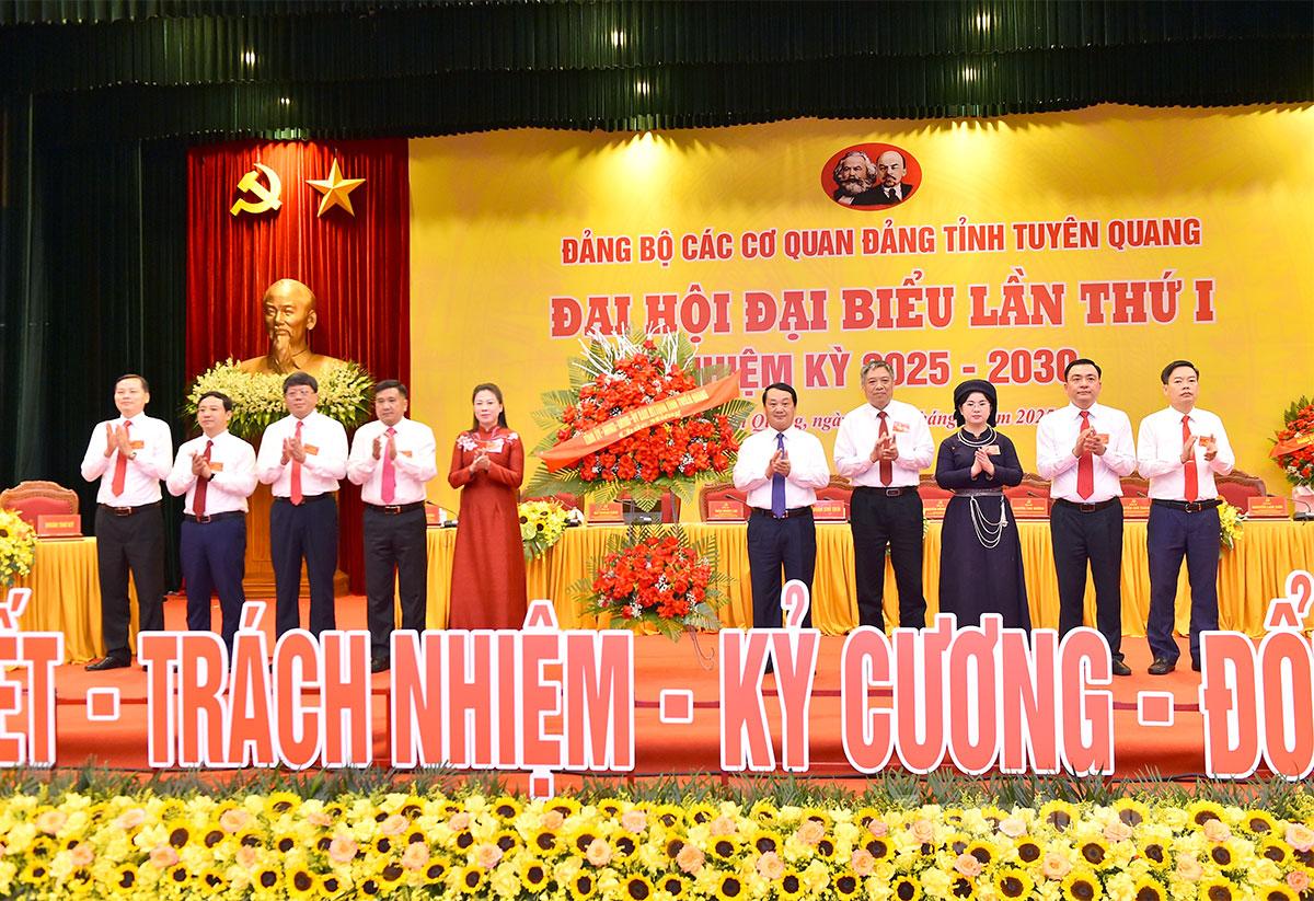 Đồng chí Bí thư Tỉnh ủy Hầu A Lềnh tặng hoa chúc mừng Đại hội.