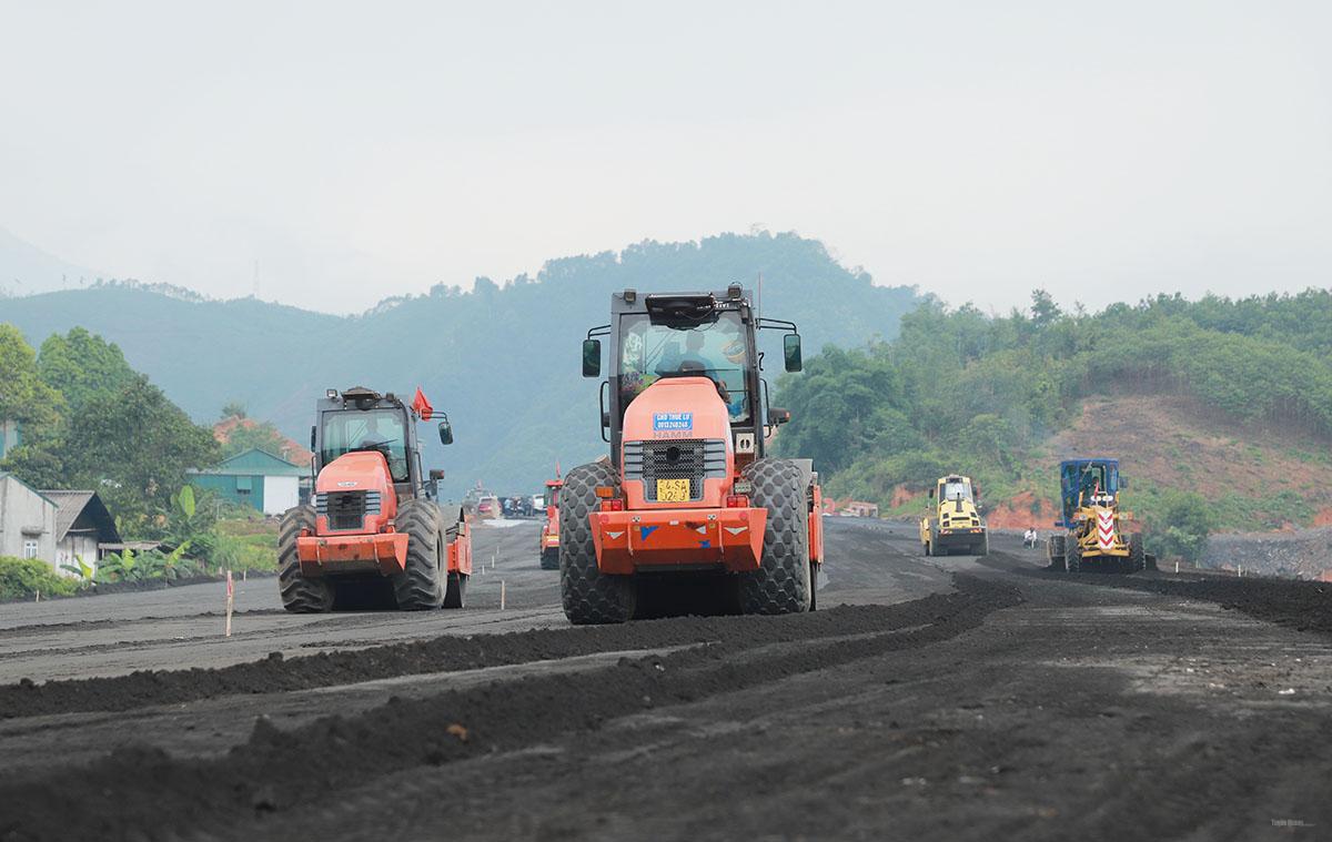 Tuyến cao tốc thuộc địa phận tỉnh Hà Giang (cũ) nhà thầu đẩy nhanh thi công lớp nền K98.