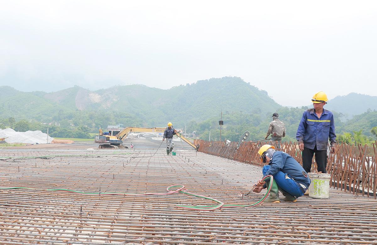 Các hợp phần trên cao tốc được nhà thầu tích cực triển khai.