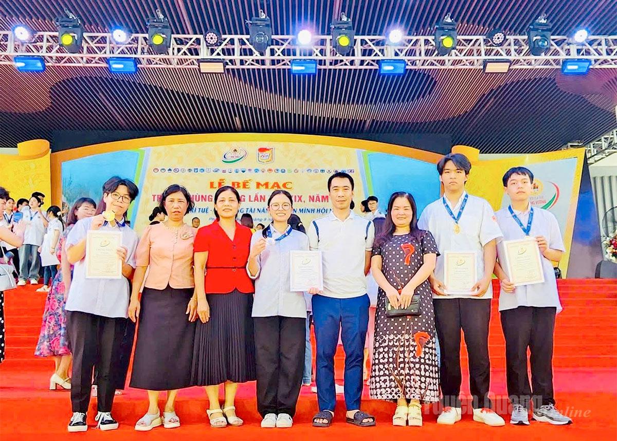 Cán bộ, giáo viên và các học sinh đoạt Huy chương Vàng tại cuộc thi chọn học sinh giỏi tại Trại hè Hùng Vương năm 2025.