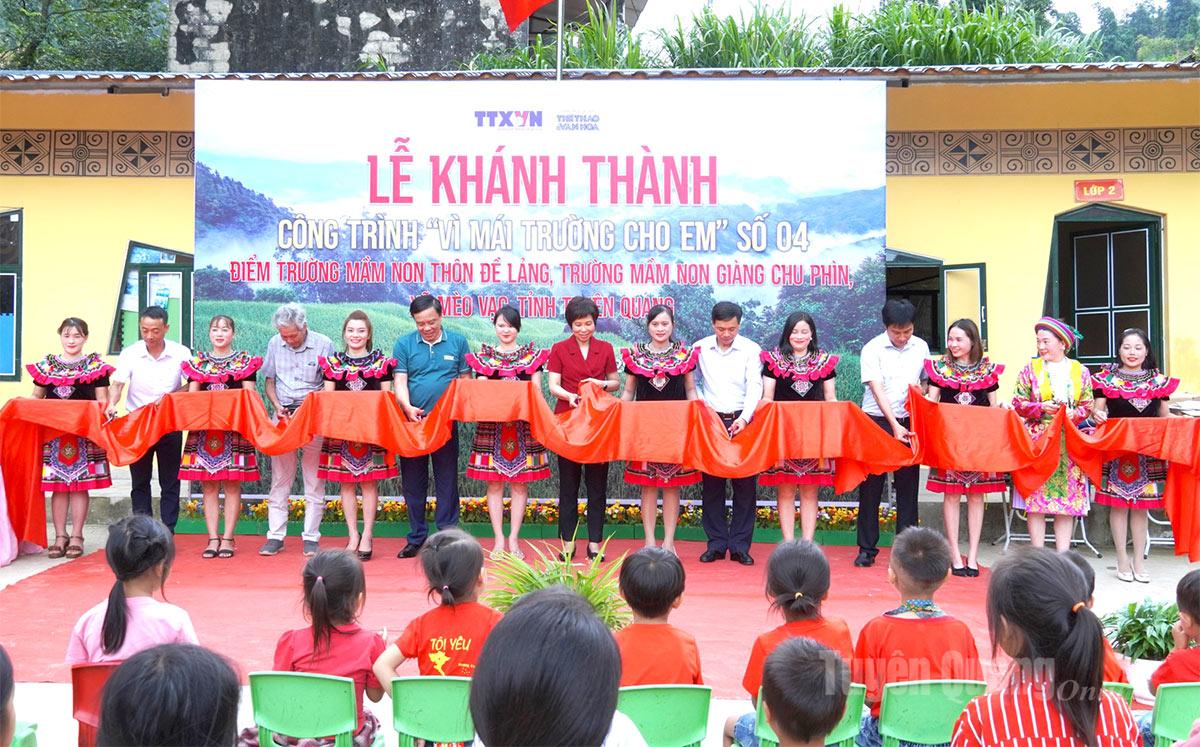  Các đại biểu thực hiện nghi lễ cắt băng khánh thành điểm trường.
