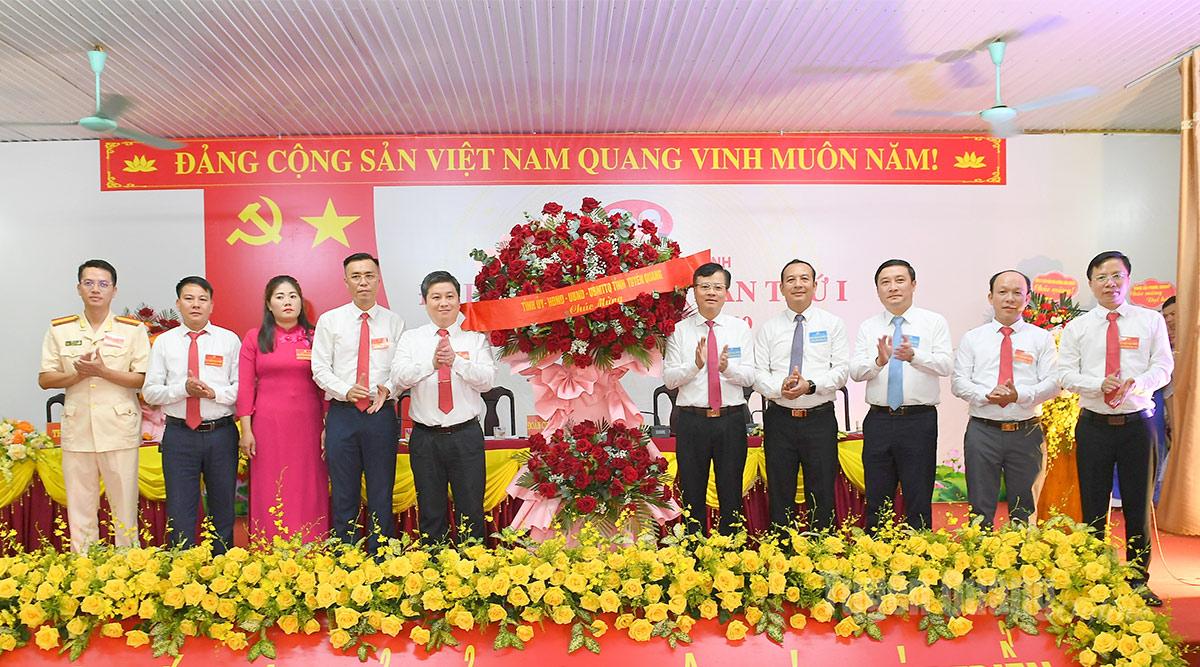 Đồng chí Chủ nhiệm Ủy ban Kiểm tra Tỉnh ủy Trần Quang Minh và lãnh đạo các sở, ngành, đơn vị của tỉnh tặng hoa chúc mừng Đại hội.