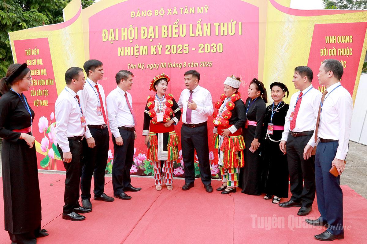 Đồng chí Hầu Minh Lợi, Ủy viên Ban Thường vụ Tỉnh ủy, Phó Chủ tịch Thường trực HĐND tỉnh trao đổi với các đại biểu bên lề Đại hội.