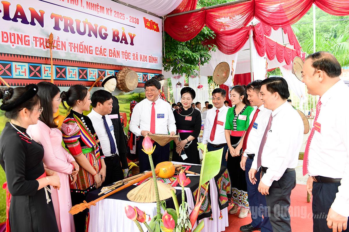  Đại biểu tham quan gian trưng bày dụng cụ truyền thống các dân tộc xã Kim Bình.