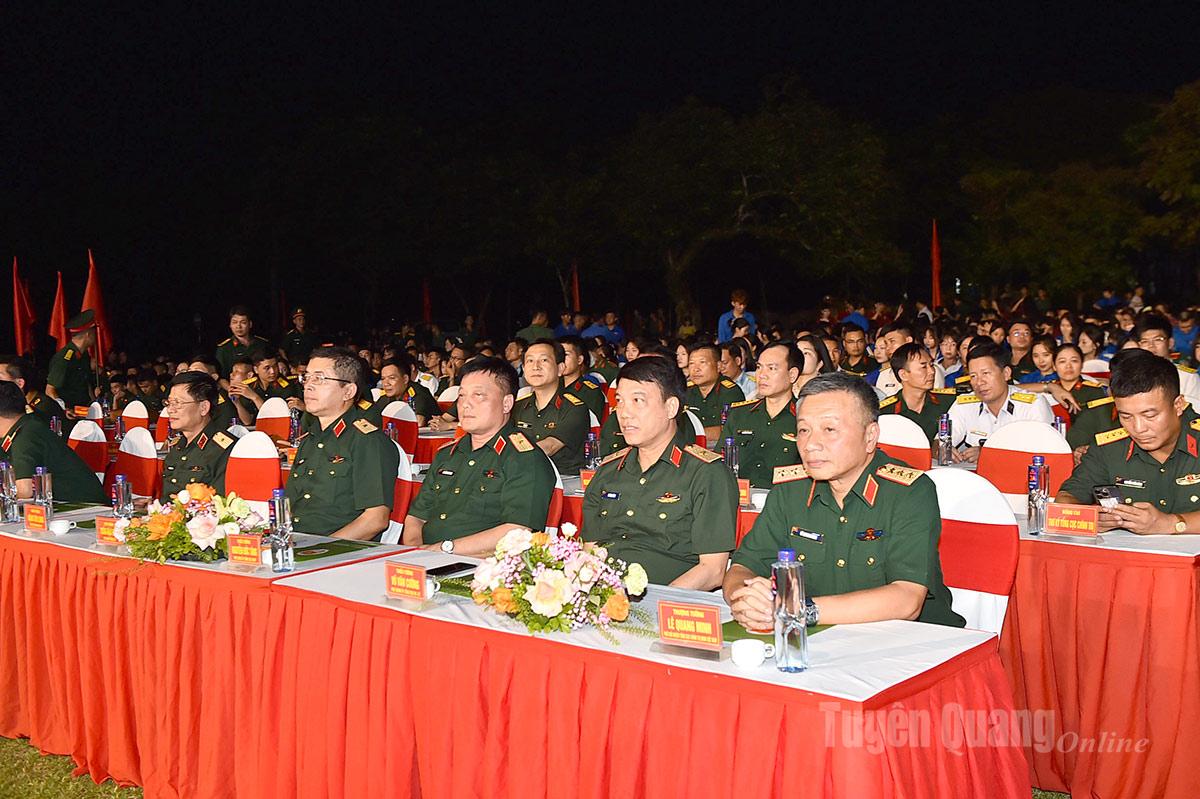 Các đồng chí lãnh đạo Tổng cục Chính trị Quân đội nhân dân Việt Nam dự chương trình.