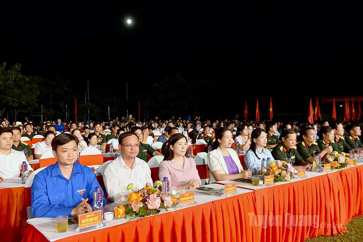 Các đồng chí lãnh đạo Trung ương Đoàn và lãnh đạo tỉnh dự chương trình.