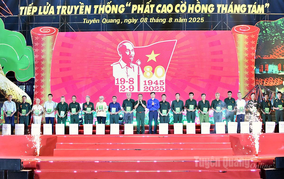 Các đồng chí lãnh đạo Tổng cục Chính trị và Trung ương Đoàn trao quà cho các gia đình chính sách.