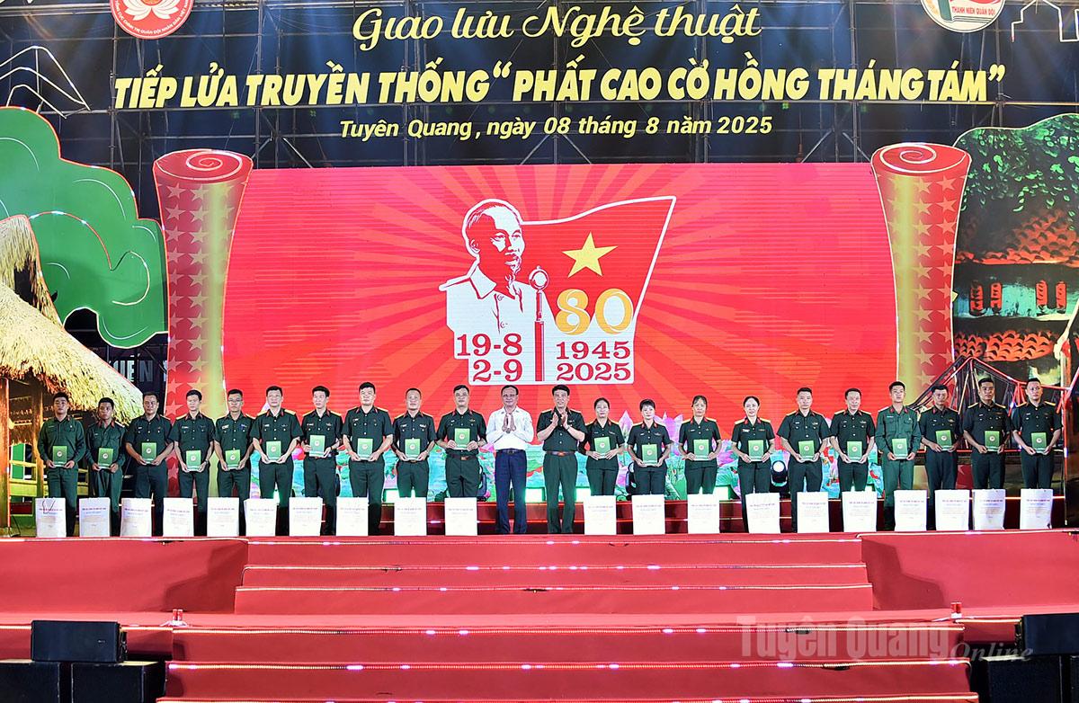 Các đồng chí lãnh đạo Tổng cục Chính trị và tỉnh trao quà cho các cán bộ chiến sĩ có hoàn cảnh khó khăn Quân khu 2.