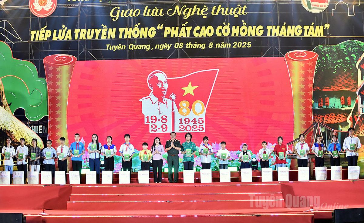 Các đồng chí lãnh đạo Quân khu 2 và tỉnh trao quà cho các em học sinh.