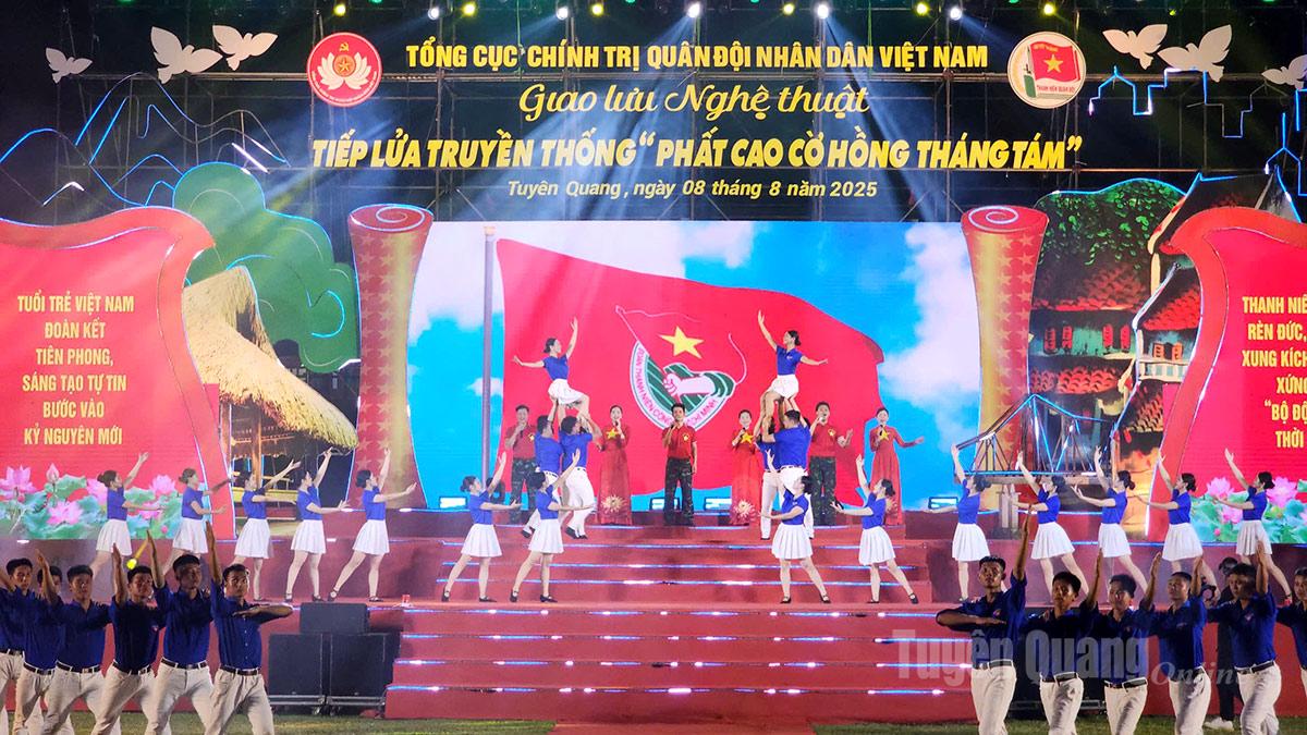 Một màn biểu diễn của Đoàn thanh niên tại chương trình.