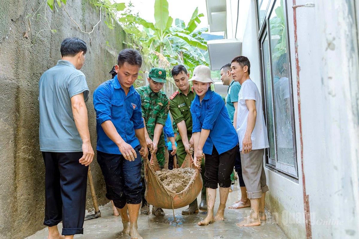Đoàn Thanh niên xã Thàng Tín, Công an xã Thàng Tín và cán bộ, chiến sĩ Đồn biên phòng Thàng Tín đã phối hợp cùng nhà trường khẩn trương thu dọn bùn đất.