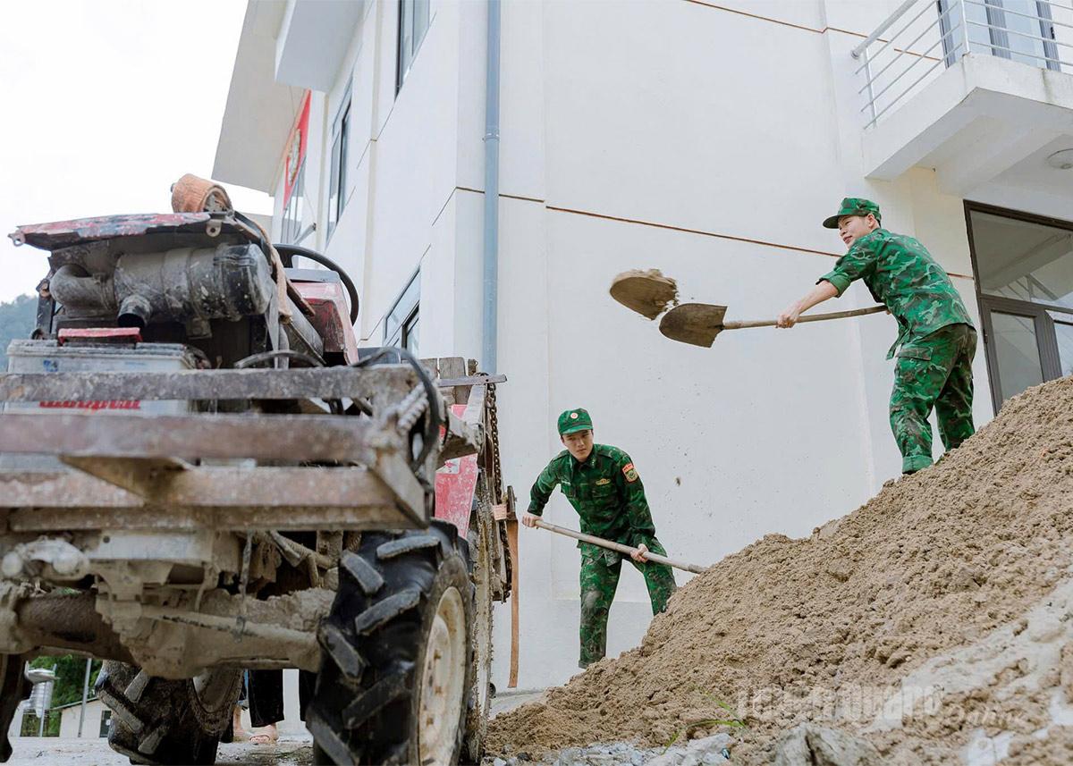 Lực lượng chức năng tham gia dọn dẹp.