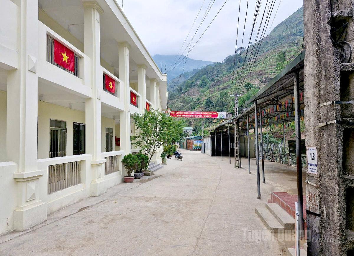 Sau nhiều giờ làm việc miệt mài, khuôn viên trường dần được trả lại vẻ sạch sẽ, thông thoáng. Trường đã sẵn sàng đón các em học sinh thân yêu trở lại trường, viết tiếp những trang sách mới trong năm học sắp tới.