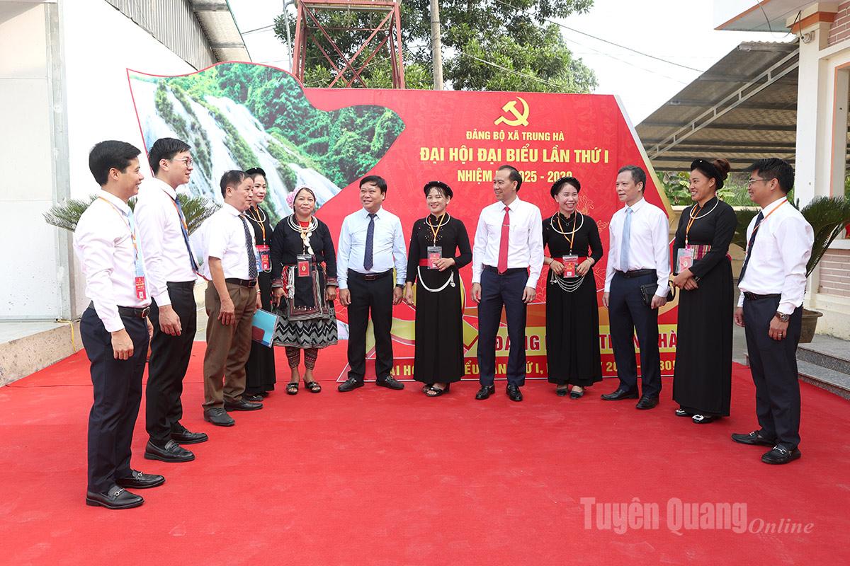 Đồng chí Mai Đức Thông, Ủy viên BCH Đảng bộ tỉnh, Tổng Biên tập Báo và phát thanh, truyền hình Tuyên Quang và đại biểu trao đổi bên lề Đại hội.