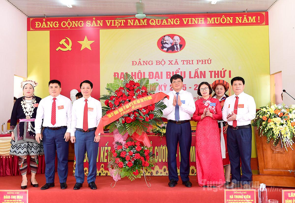 Đồng chí Hà Trung Kiên, Ủy viên Ban Thường vụ Tỉnh ủy, Phó Chủ tịch Thường trực Ủy ban MTTQ Việt Nam tỉnh Tuyên Quang và các đại biểu tặng hoa chúc mừng Đại hội.