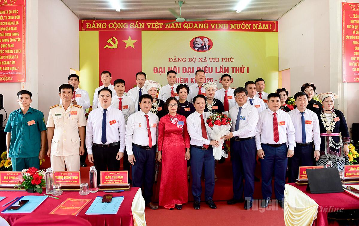 Đồng chí Hà Trung Kiên, Ủy viên Ban Thường vụ Tỉnh ủy, Phó Chủ tịch Thường trực Ủy ban MTTQ Việt Nam tỉnh tặng hoa, chúc mừng BCH Đảng bộ xã Tri Phú, nhiệm kỳ 2025-2030.