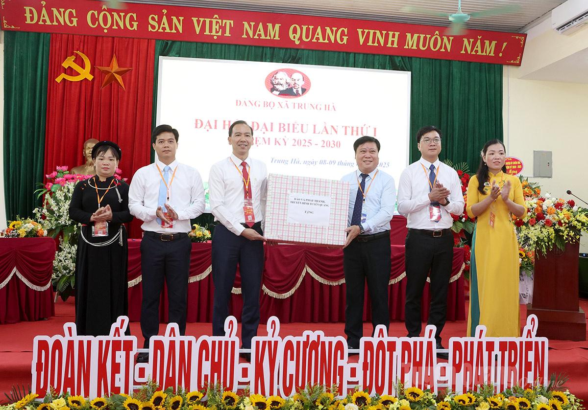 Đồng chí Mai Đức Thông, Ủy viên BCH Đảng bộ tỉnh, Tổng Biên tập Báo và phát thanh, truyền hình Tuyên Quang tặng quà xã Trung Hà.