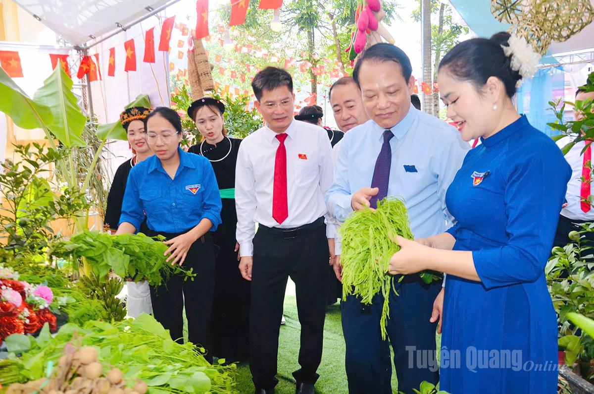 Đồng chí Vân Đình Thảo, Uỷ viên Ban Thường vụ Tỉnh uỷ, Giám đốc Sở Tài chính tham quan gian hàng trưng bày nông sản xã Bạch Xa.
