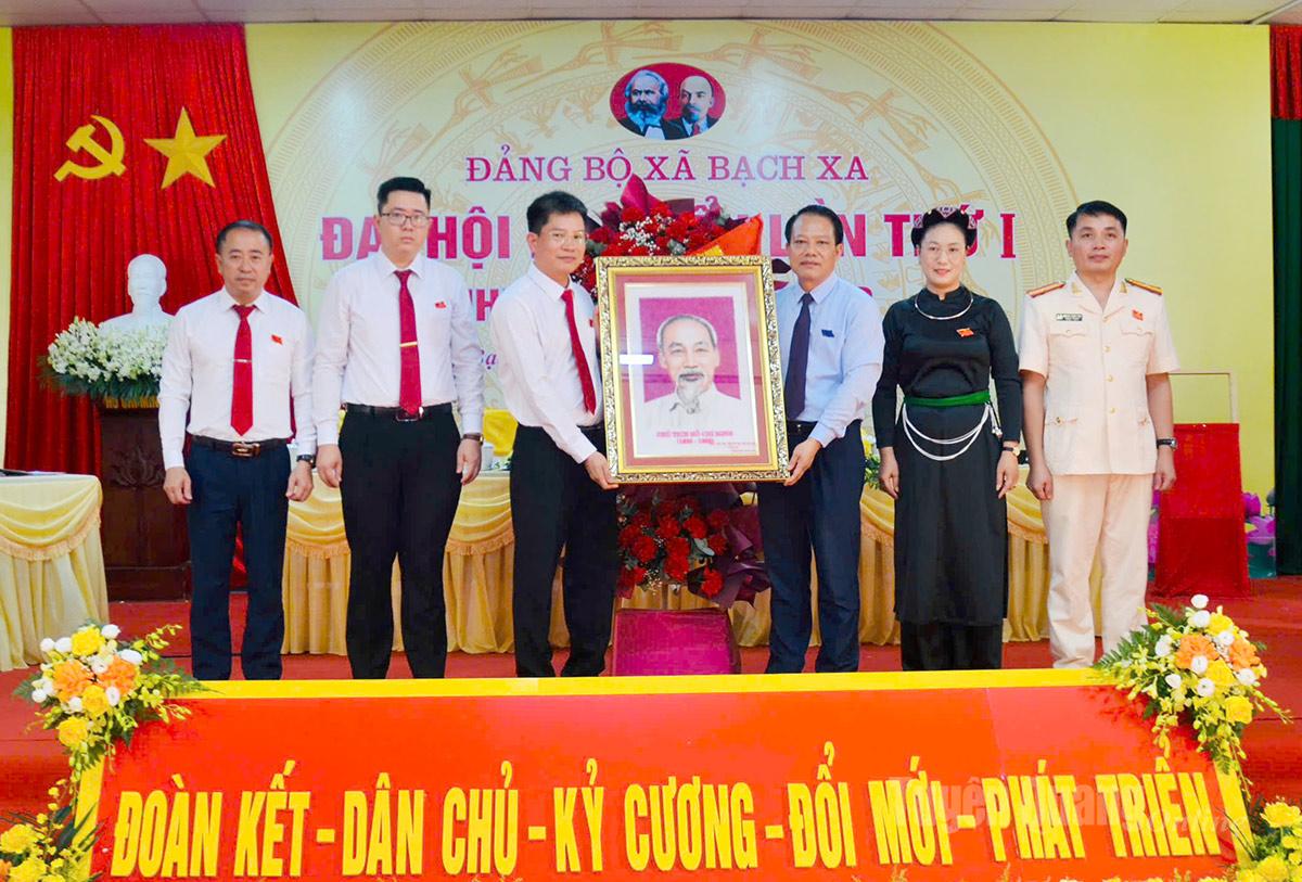 Đồng chí Vân Đình Thảo, Uỷ viên Ban Thường vụ Tỉnh uỷ, Giám đốc Sở Tài chính tặng ảnh chân dung Bác Hồ cho Đảng bộ xã Bạch Xa.