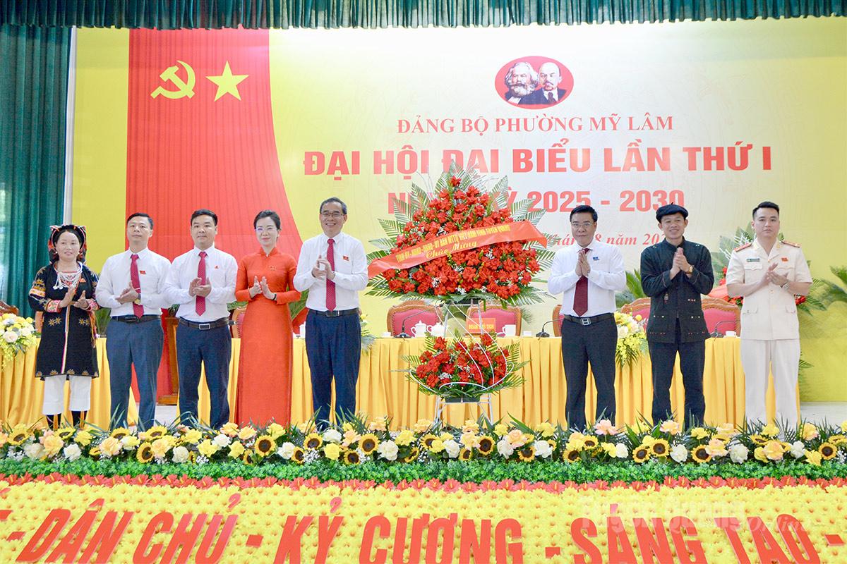 Đồng chí Hoàng Gia Long, Ủy viên Ban Thường vụ Tỉnh ủy, Phó Chủ tịch UBND tỉnh tặng hoa chúc mừng Đại hội.
