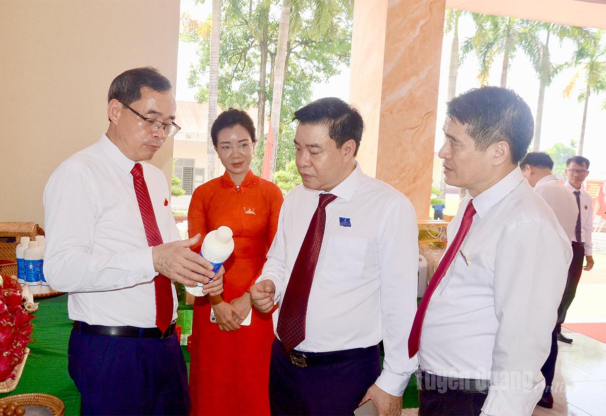 Đại biểu tham quan khu trưng bày sản phẩm OCOP và sản phẩm nông thôn tiêu biểu của phường Mỹ Lâm.